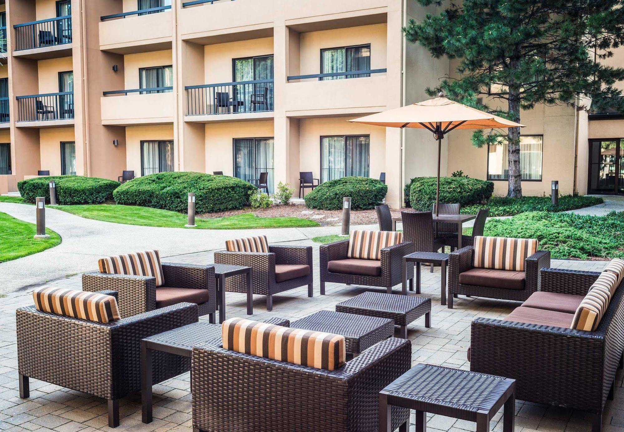 Courtyard Chicago Wood Dale / Itasca Hotel Exterior photo